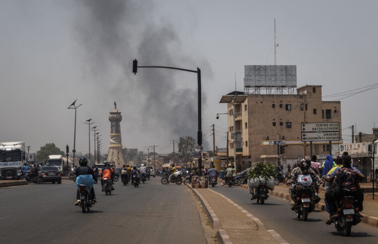 L&rsquo;offensive des insurgés au Mali révèle les fragilités sécuritaires de la junte au Sahel