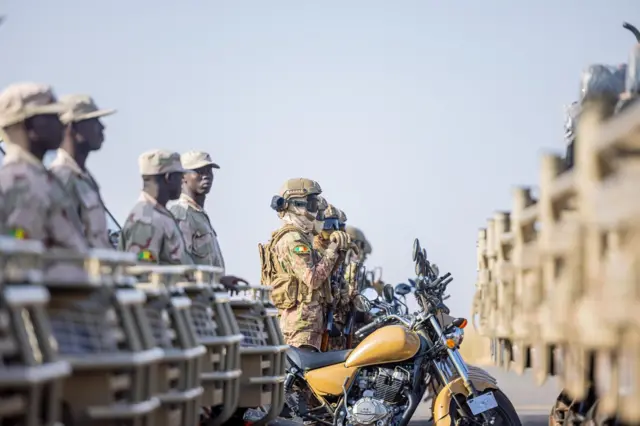 Des soldats de la Force unifiée de l'AES en opération avec des engins militaires
