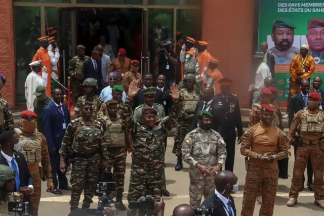 Les dirigeants de l'AES : le général Abdourahamane Tiani (Niger), le colonel Assimi Goïta (Mali) et le capitaine Ibrahim Traoré (Burkina Faso) lors du sommet de juillet 2024 à Niamey