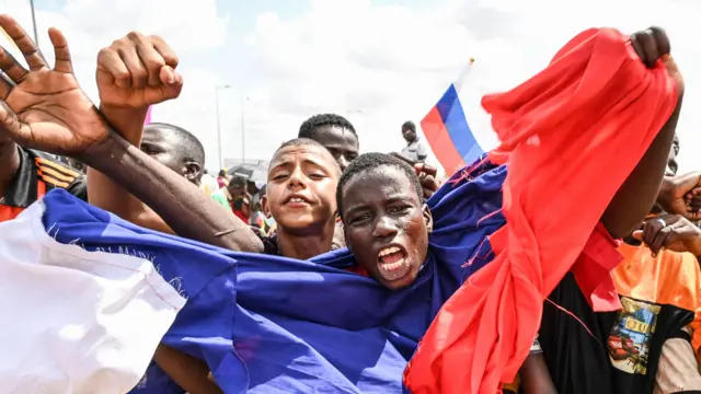 Manifestation pro-russe au Niger en août 2023 avec des drapeaux russes et des slogans anticoloniaux
