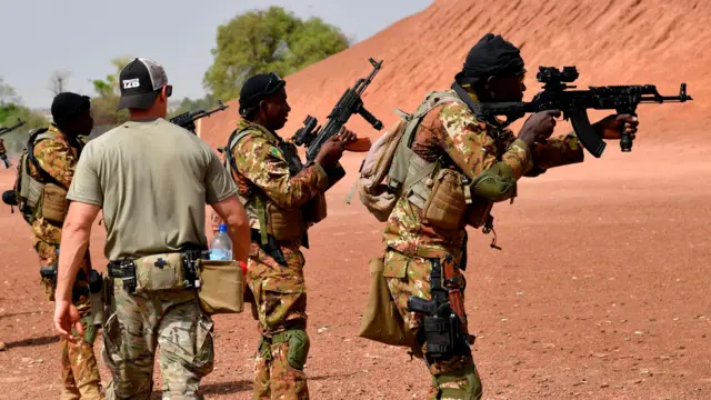 Instructeur militaire américain et soldats maliens en formation en 2018