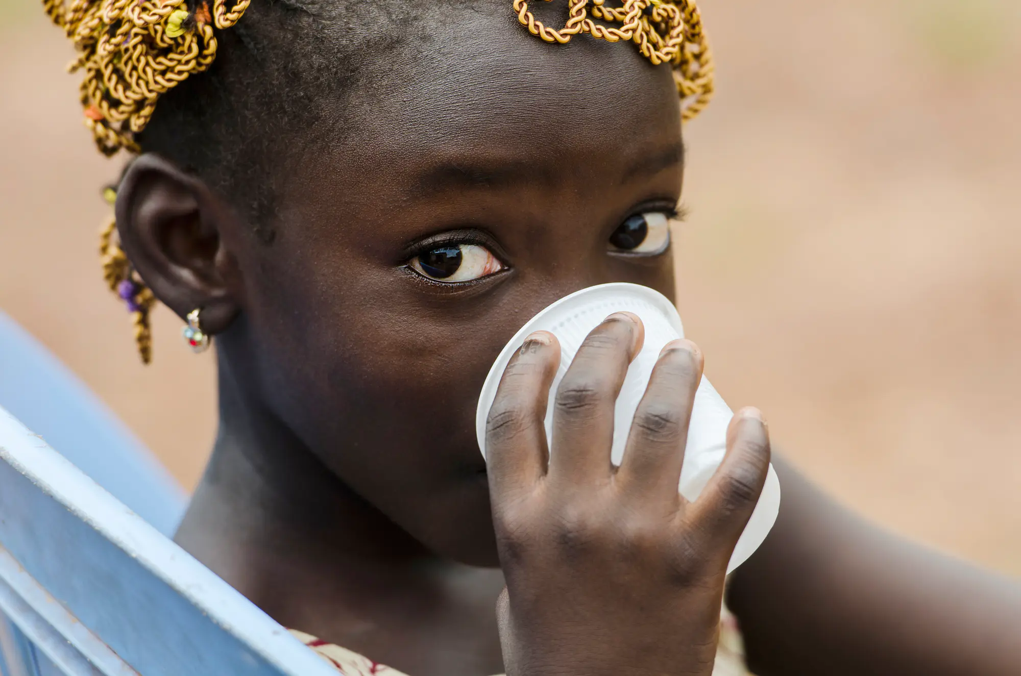 Le choléra peut se transmettre en buvant de l'eau contaminée ou en consommant des aliments non lavés