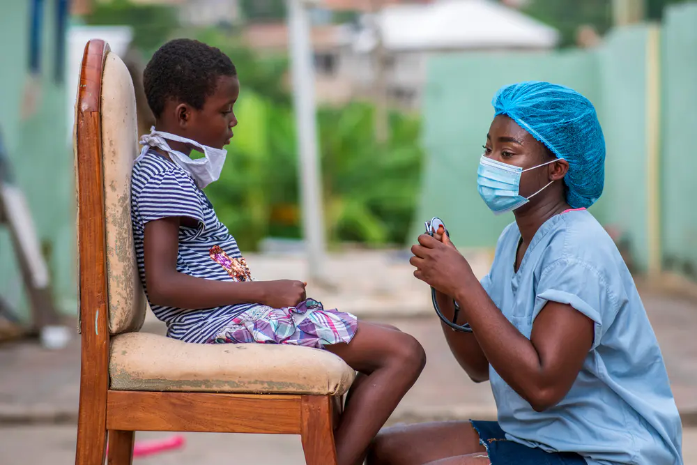 Une médecin face à un enfant