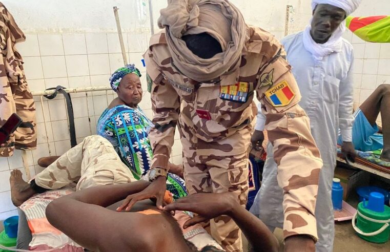Le commandant de la force mixte Tchad-République centrafricaine visite ses soldats blessés à Korbol