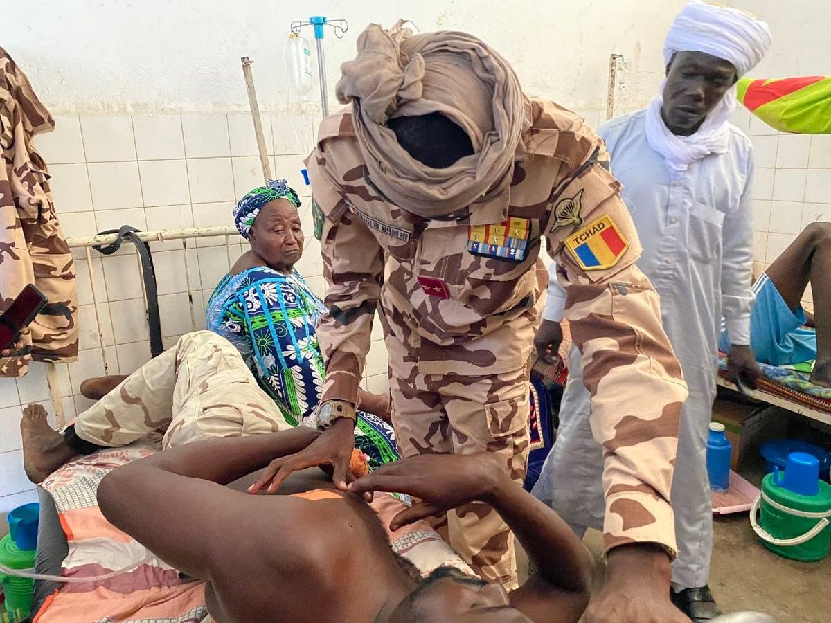 Le commandant de la force mixte Tchad-République centrafricaine visite ses soldats blessés à Korbol