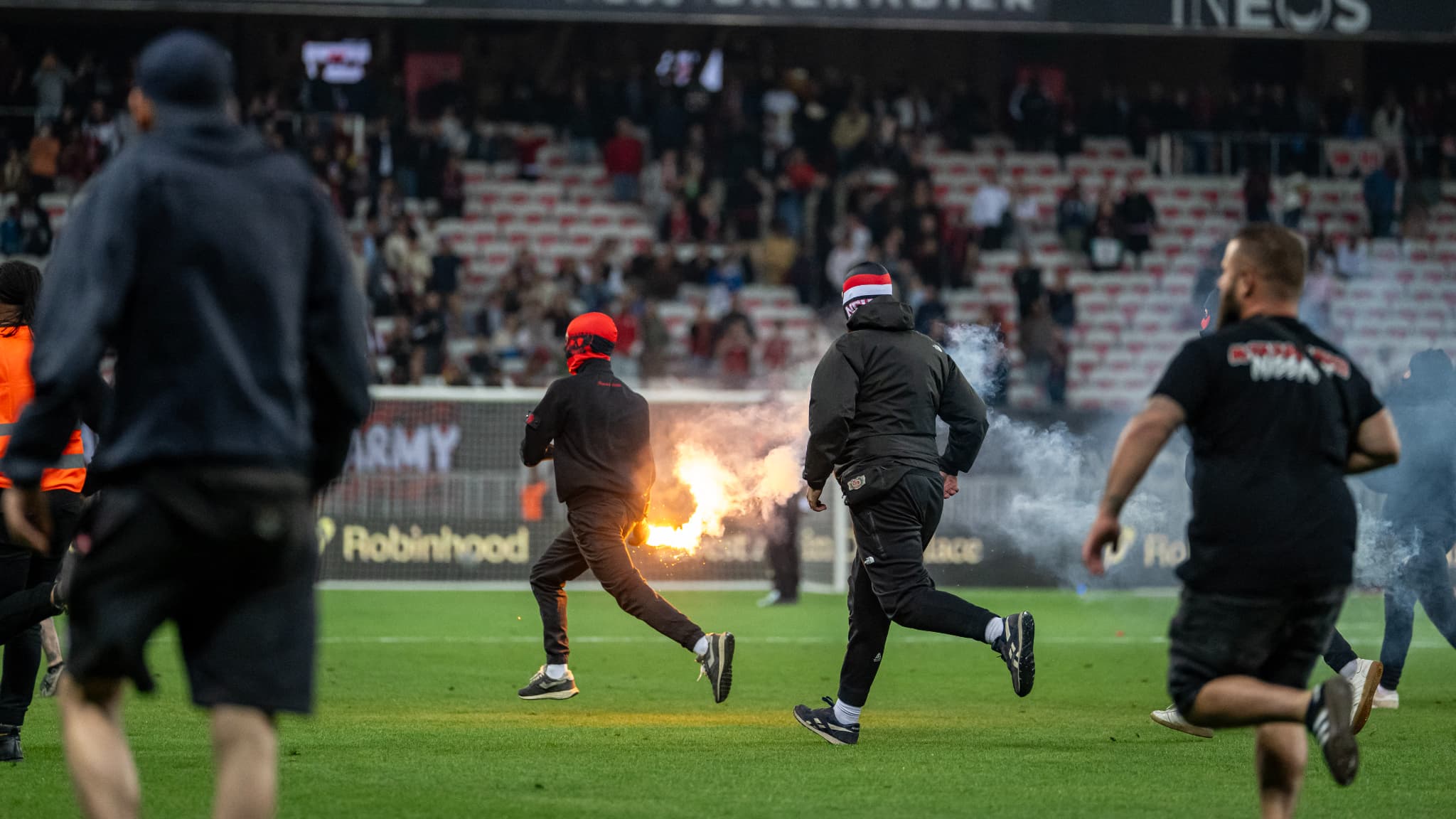 Ligue 1 : nice sanctionné à huis clos pour les barrages face à saint-etienne