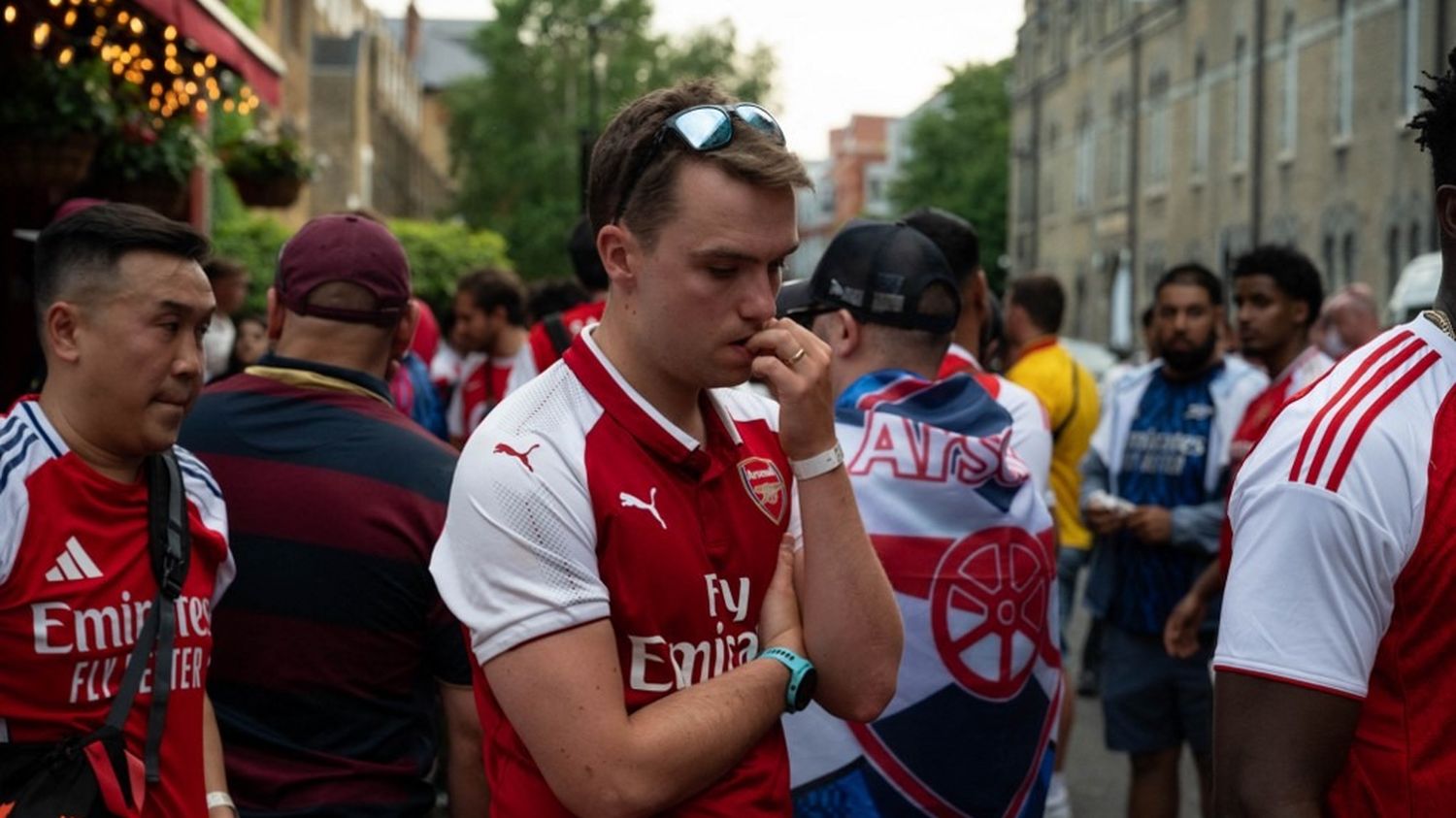 Fair-play des supporters d&rsquo;arsenal après leur défaite serrée face au psg en ligue des champions