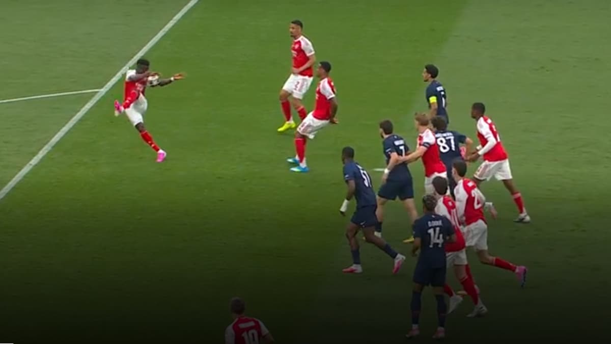 Main de saka lors de la finale psg-arsenal : l&rsquo;arbitrage sous le feu des critiques
