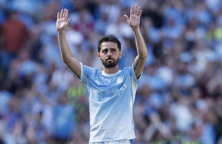 Bernardo silva pleuré par ses coéquipiers et pep guardiola à l&rsquo;etihad stadium