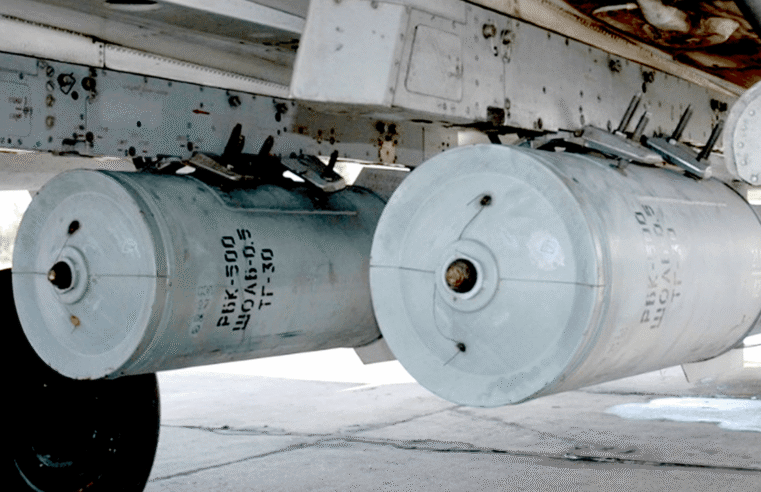 Frappes au Mali : les preuves visuelles des armes à sous-munitions utilisées