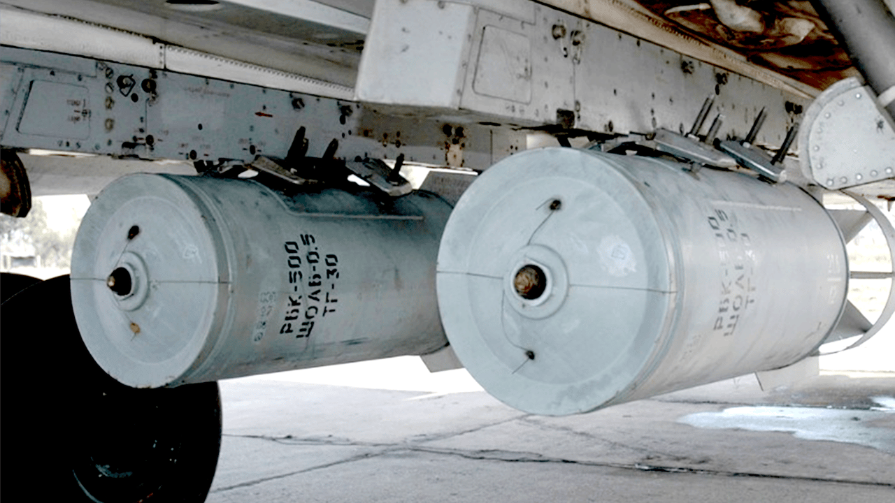 Frappes au Mali : les preuves visuelles des armes à sous-munitions utilisées