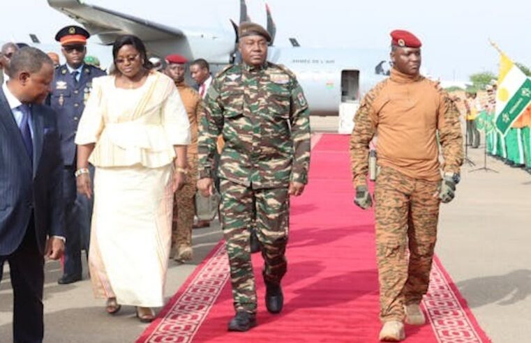 Le Burkina Faso dissout ses partis : quand les juntes du Sahel écartent leurs alliés civils