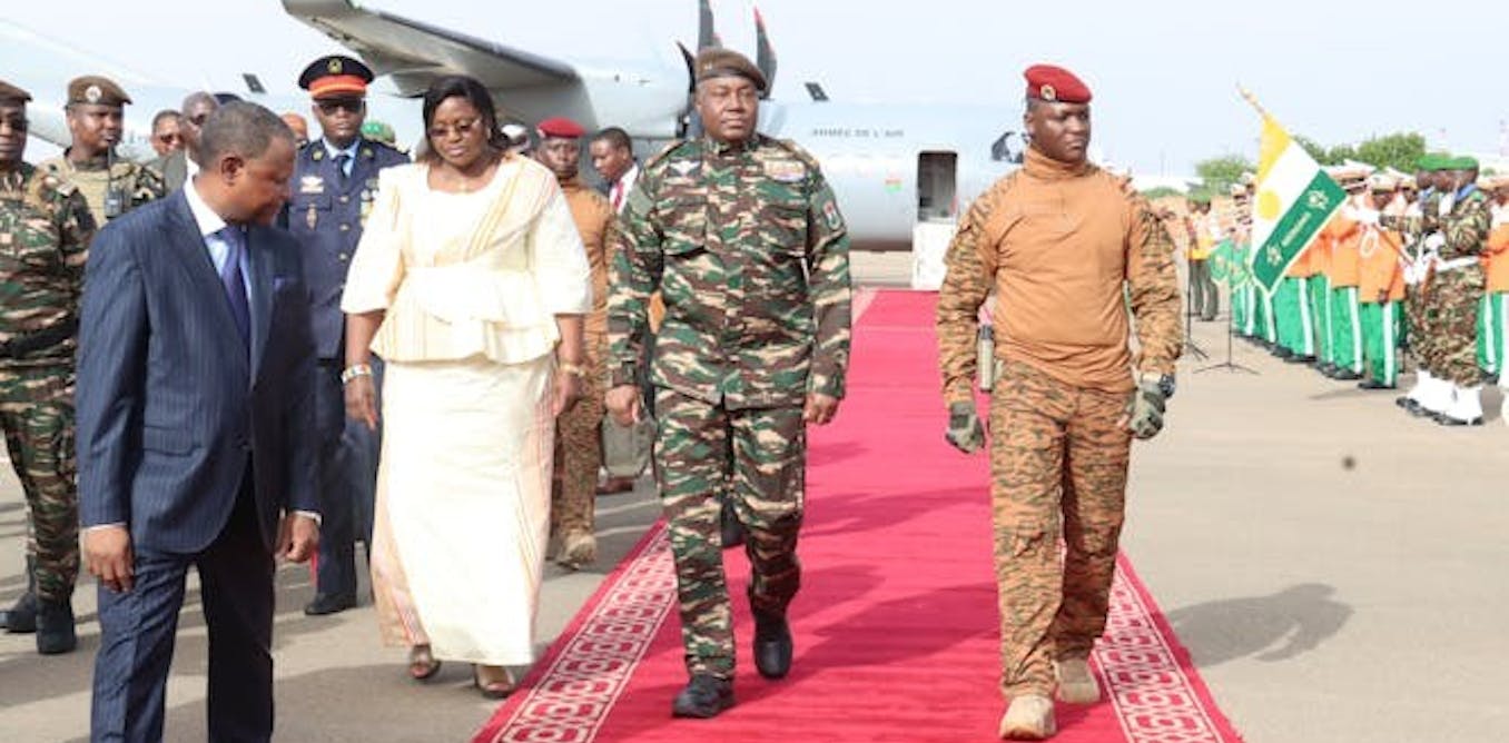 Le Burkina Faso dissout ses partis : quand les juntes du Sahel écartent leurs alliés civils