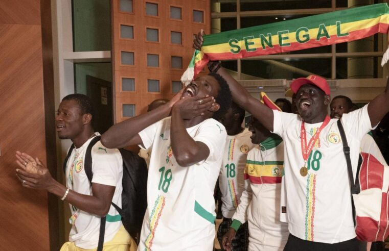 Les supporters sénégalais retrouvent leur terre natale après la grâce royale au Maroc