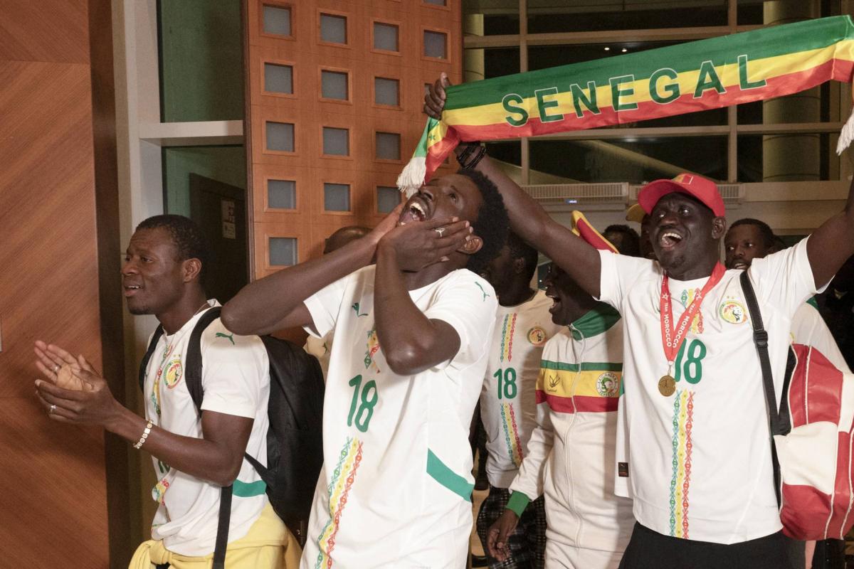 Les supporters sénégalais retrouvent leur terre natale après la grâce royale au Maroc
