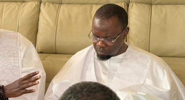 Larmes et hommage d’Ousmane Sonko à Touba pour Serigne Cheikh Saliou Mbacké