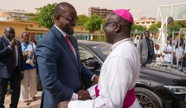 Ousmane Sonko à Popenguine : une rencontre empreinte de spiritualité avant le pèlerinage marial