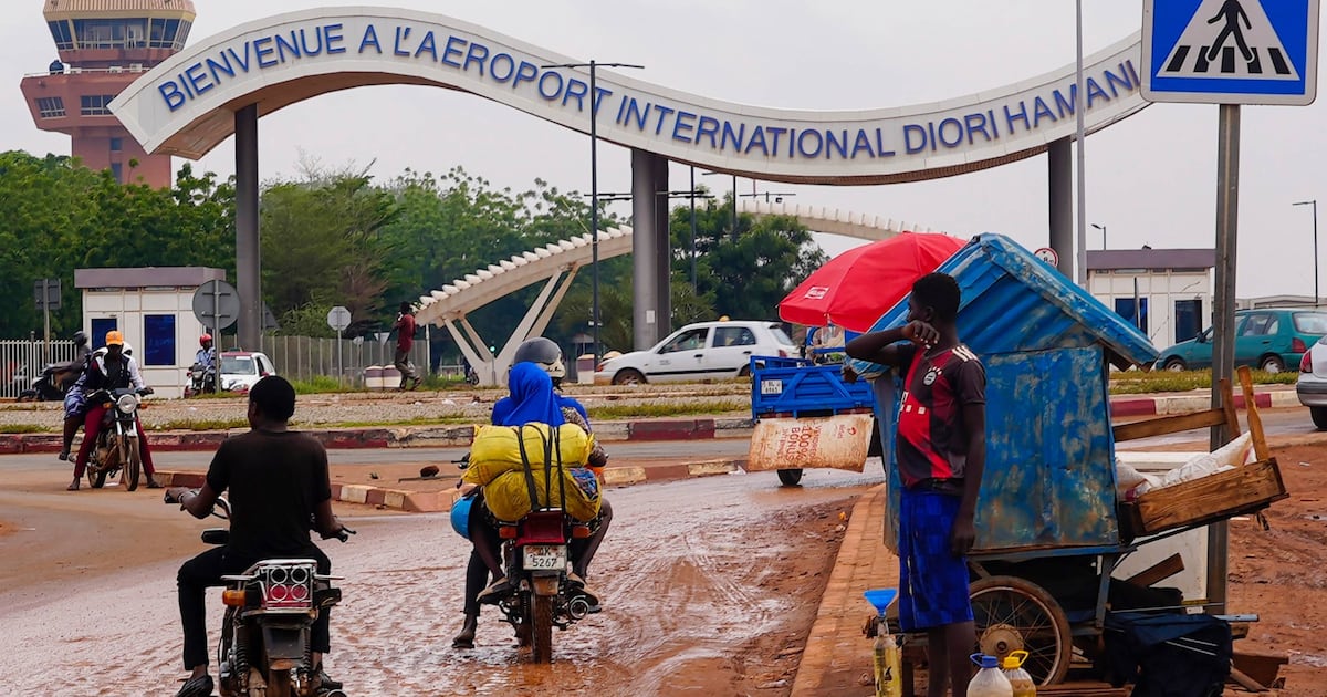 Niger : l&rsquo;assaut contre l&rsquo;aéroport de Niamey souligne l&rsquo;influence russe et la menace de l&rsquo;État islamique