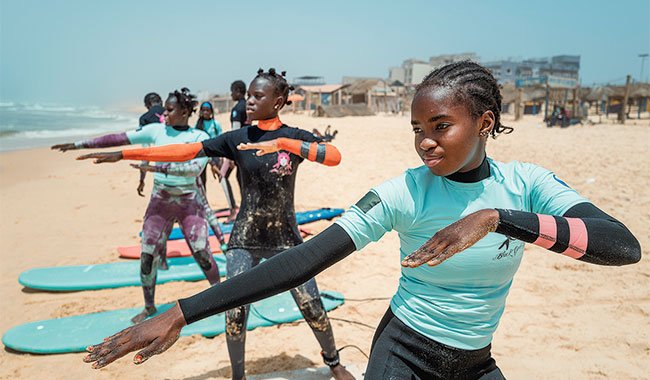 Surf et éducation : une initiative qui transforme le quotidien des jeunes filles à Dakar