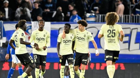 Strasbourg écrase monaco après une folle remontée en liga 1