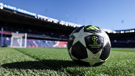 Un ballon officiel de la Ligue des champions 2026 sur la pelouse du Parc des Princes