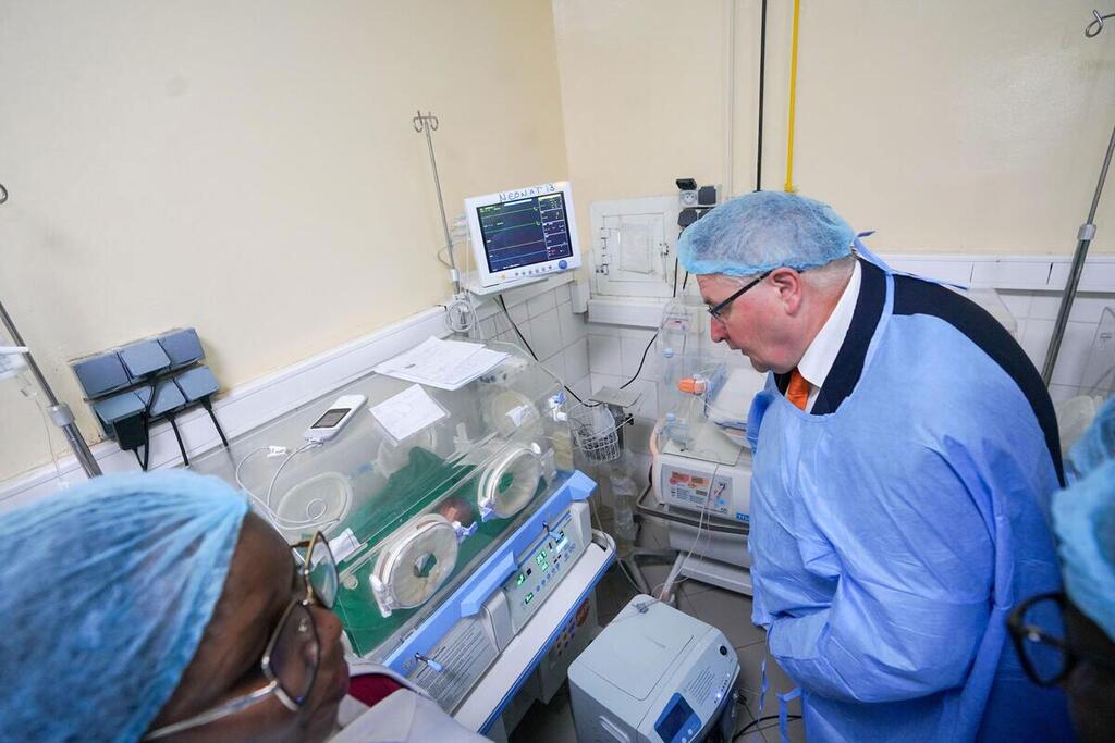 Le directeur exécutif adjoint de l'UNFPA, Andrew Saberton, observe un incubateur dans une maternité d'un hôpital au Tchad.
