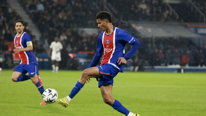 Senny Mayulu lors du match du PSG contre Brest, le 10 mai 2026 au Parc des Princes à Paris.