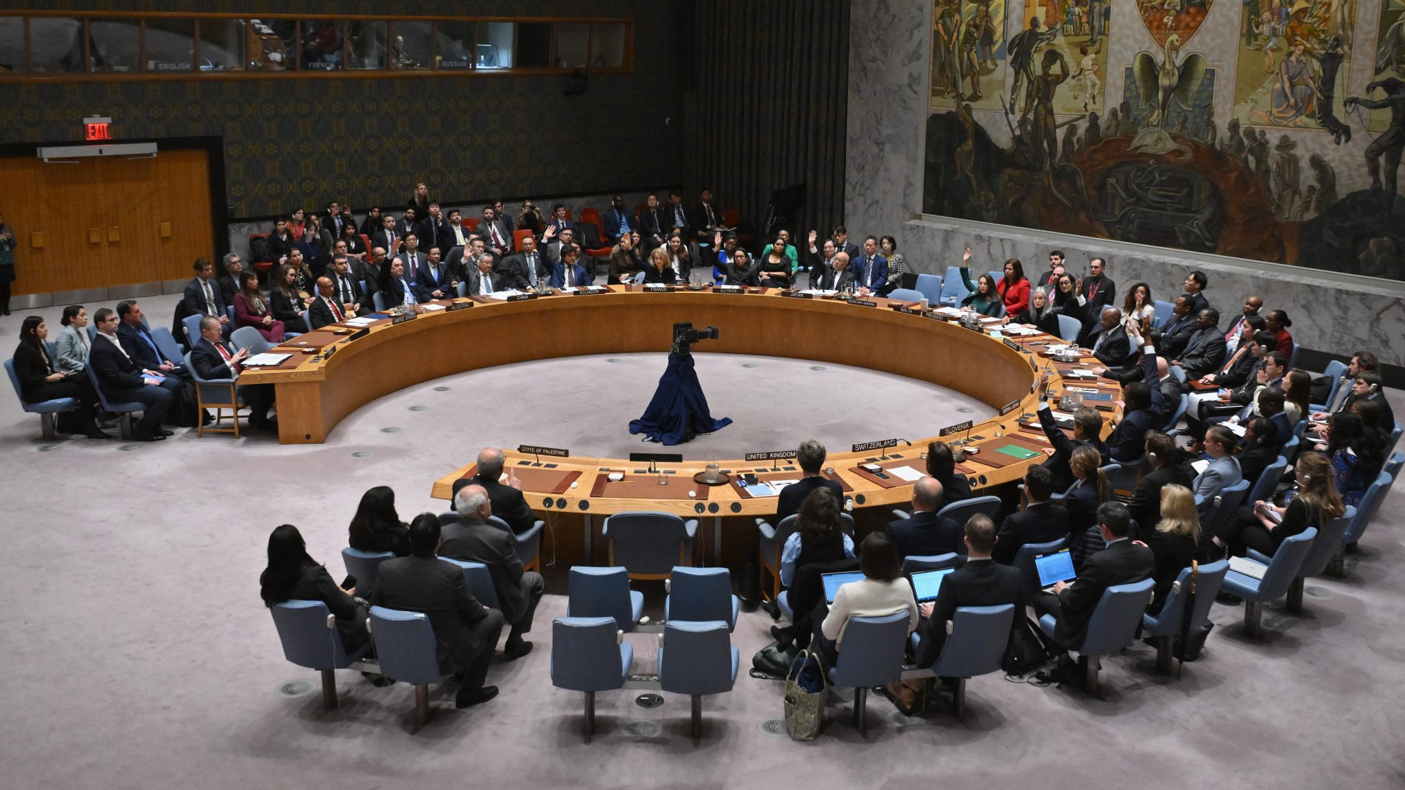 Salle de réunion du Conseil de sécurité de l'ONU, Bamako en arrière-plan, symboles de la lutte antiterroriste