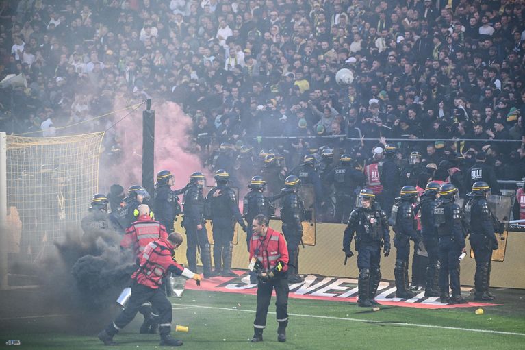 Après l'invasion du terrain, des échauffourées ont éclaté malgré la présence des forces de l'ordre