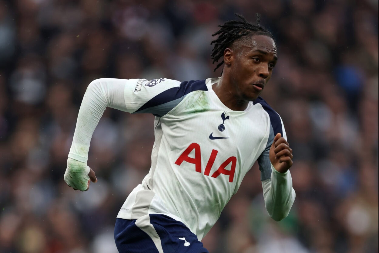 Entraîneur et joueurs de Tottenham en discussion sur le banc de touche