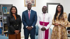 Le Premier ministre Ousmane Sonko et Monseigneur André Guéye lors de leur rencontre