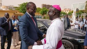 Une poignée de main chaleureuse entre Ousmane Sonko et Monseigneur Guéye