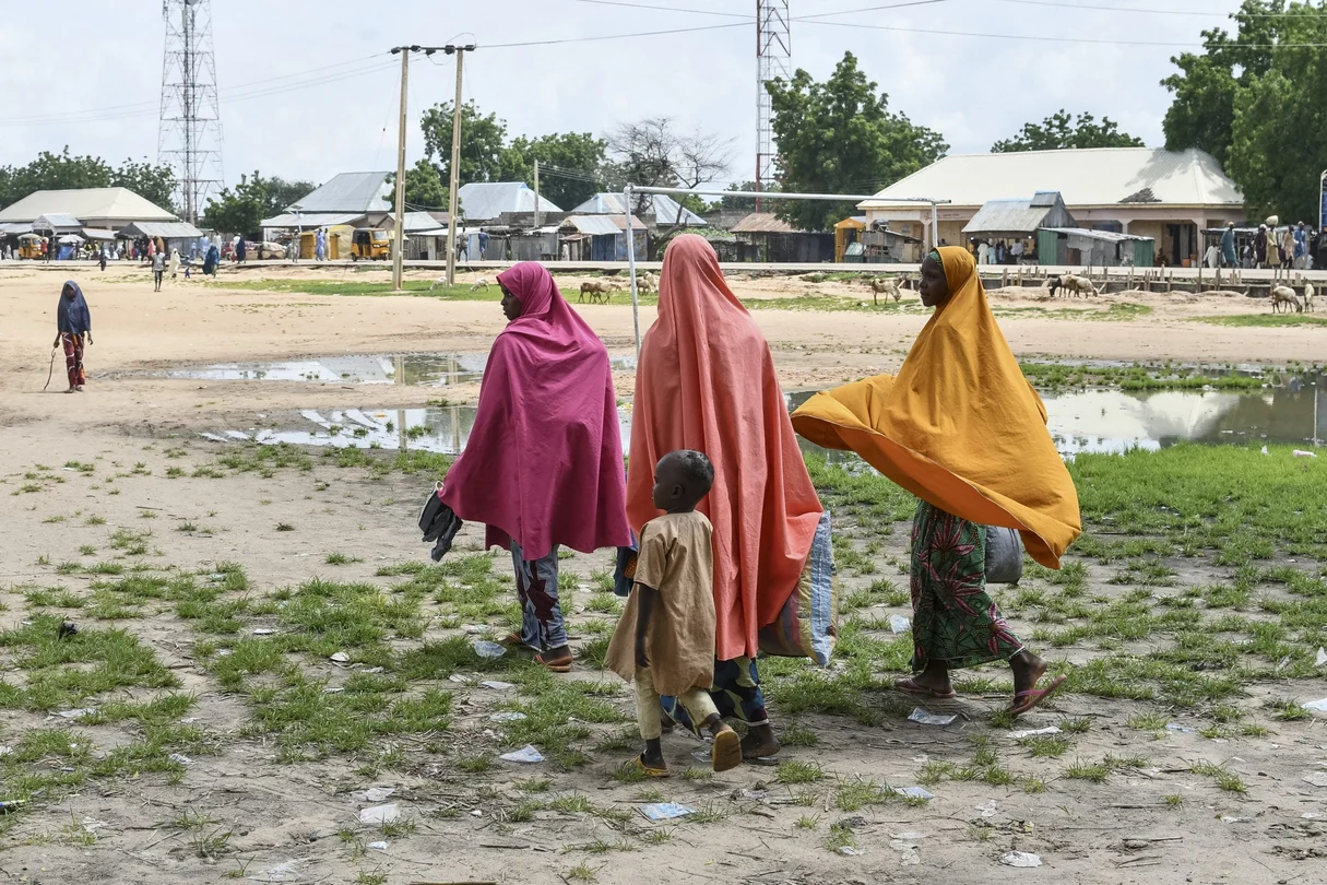Des survivants et des proches des victimes d'une attaque présumée de Boko Haram marchent à Babban Gide