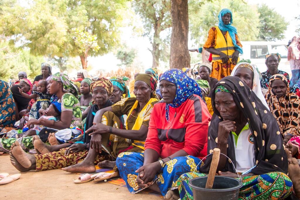 Femmes et enfants participant à un atelier de sensibilisation contre l'insécurité alimentaire à Yagoua, Cameroun