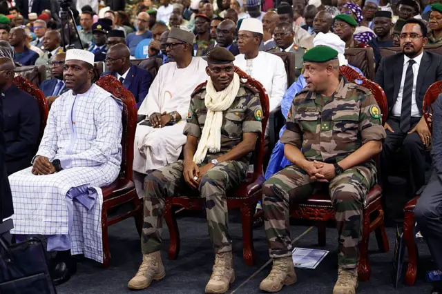 Premier ministre malien Abdoulaye Maïga et ministre de la Défense Sadio Camara lors d'un événement en novembre 2025