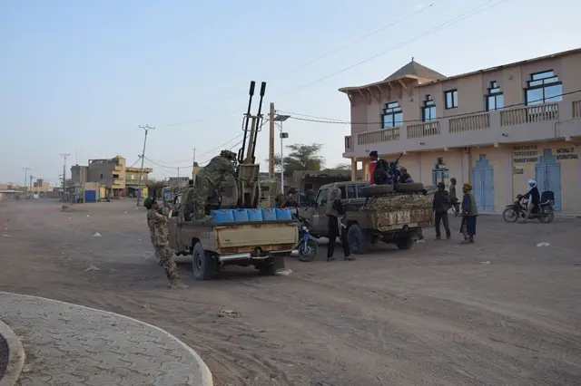 Rebelles touaregs du Front de libération de l'Azawad (FLA) en patrouille à Kidal en avril 2026