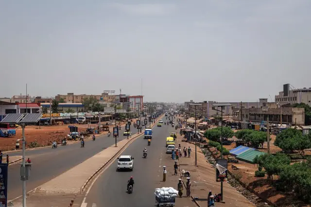 Circulation sur une route principale de Bamako en avril 2026