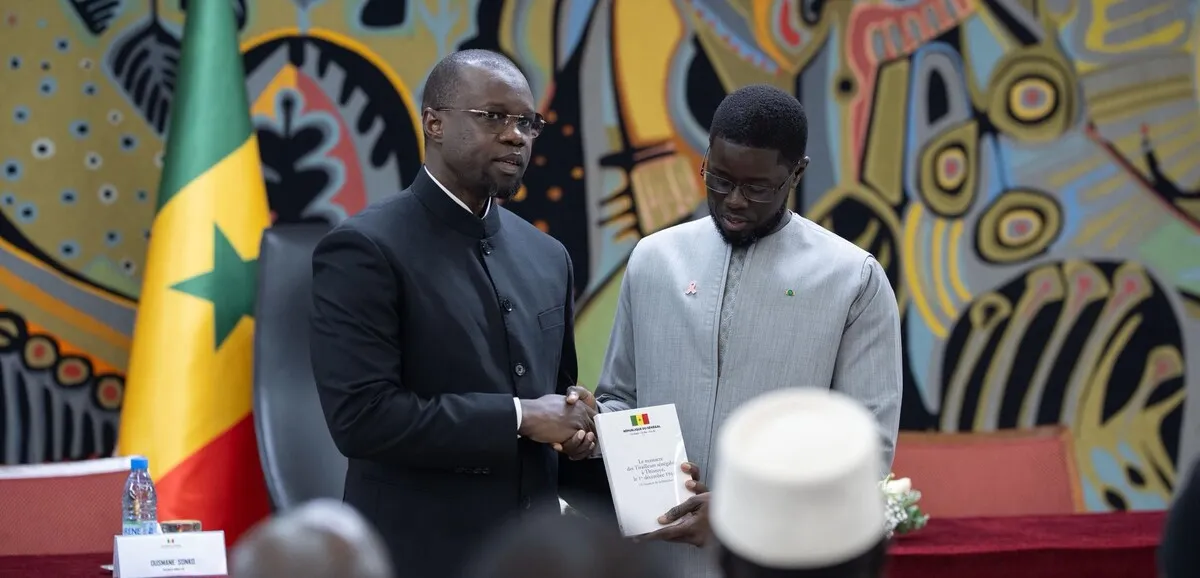 Ousmane Sonko assis à la présidence de l’Assemblée nationale du Sénégal, symbolisant une nouvelle étape politique