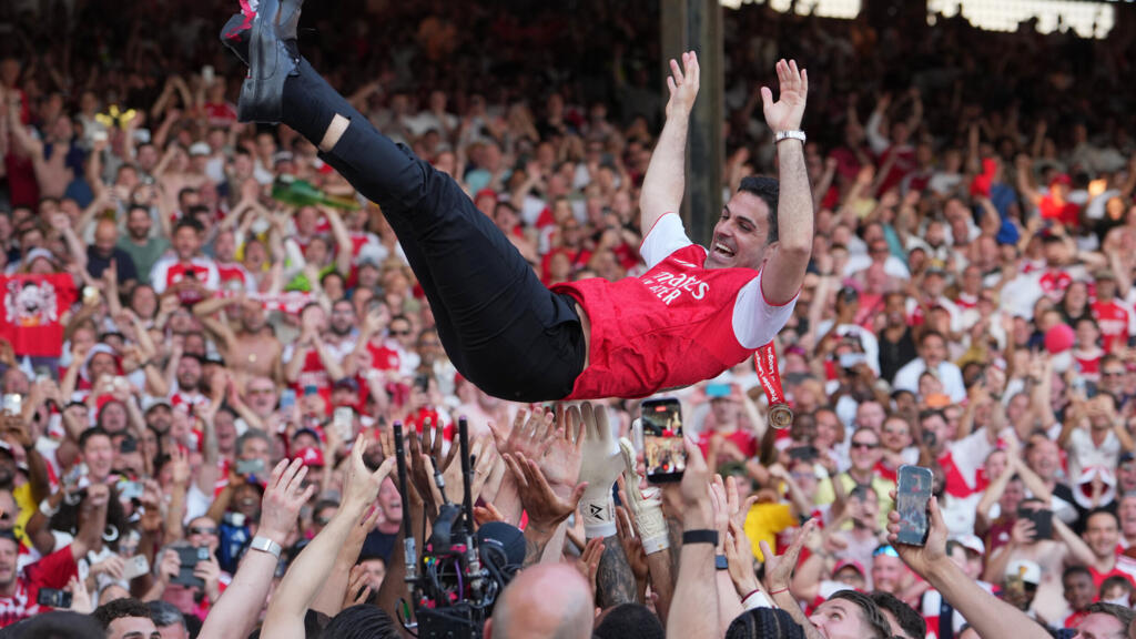 Mikel Arteta, entraîneur d'Arsenal, porté en triomphe par les joueurs après leur victoire en Premier League à Londres en mai 2026