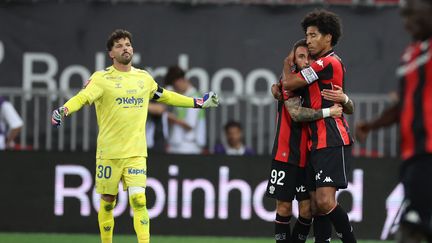 Les joueurs de Nice Jonathan Clauss et Dante célèbrent la victoire en barrage contre Saint-Étienne