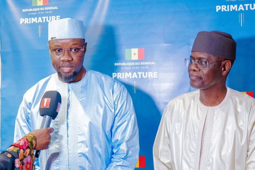 Ousmane Sonko et Ahmadou Al Aminou Lo lors de la passation de service