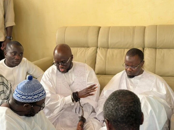 larmes et hommage d’Ousmane Sonko à Touba pour Serigne Cheikh Saliou Mbacké Touba : Le dernier adieu de Ousmane Sonko à « son père », Serigne Cheikh Saliou Mbacké (photos)