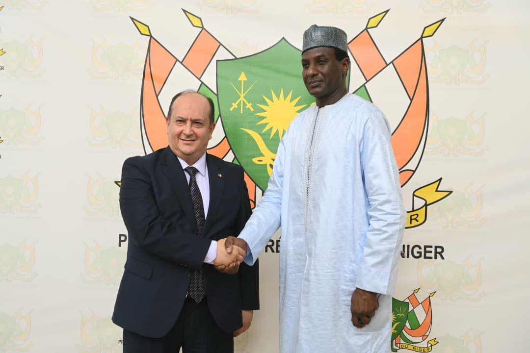Rencontre historique entre le Premier ministre algérien et le président nigérien à Niamey
