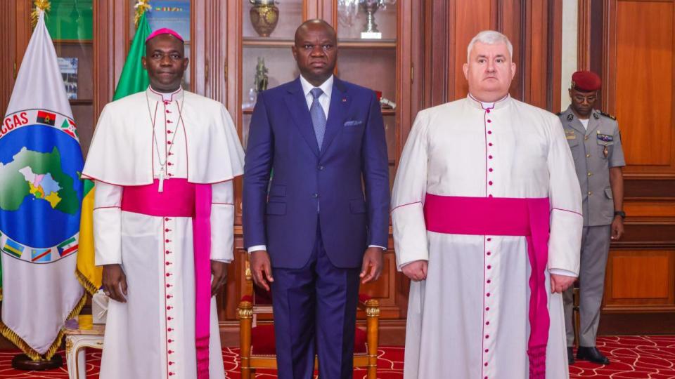 Gabon : cinq ambassadeurs remettent leurs lettres de créance au président