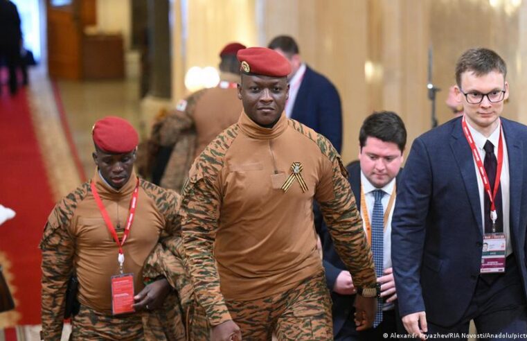 Révolution populaire au Burkina Faso : un tournant politique ou une mascarade ?