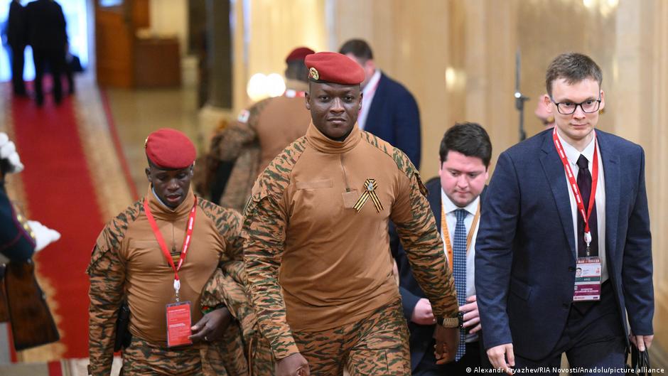 Révolution populaire au Burkina Faso : un tournant politique ou une mascarade ?