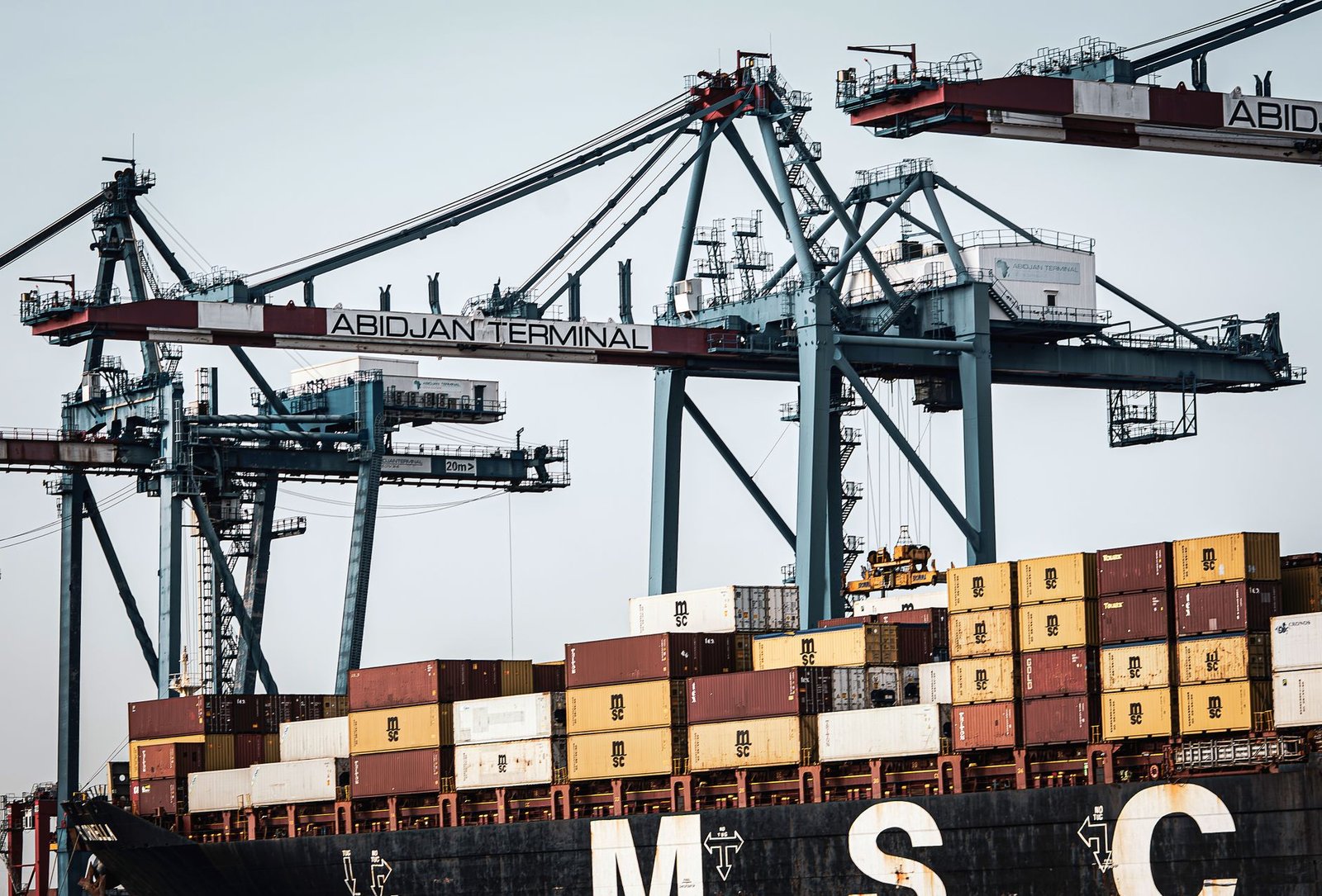 Alassane Ouattara renforce les liens avec la banque mondiale et un géant du transport maritime