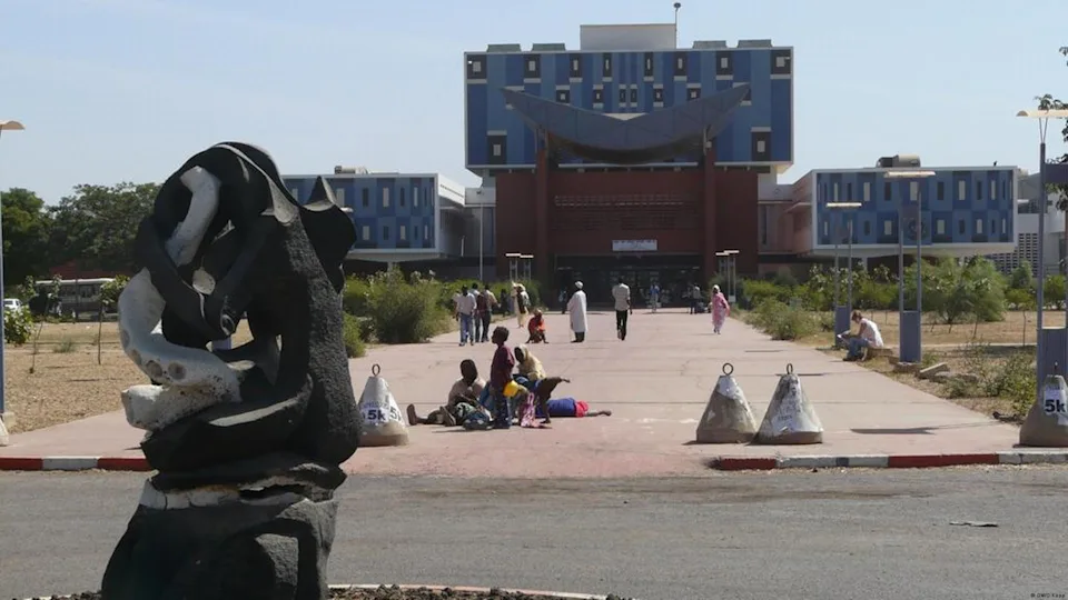 La jeunesse sénégalaise, autrefois unie derrière Diomaye et Sonko, se divise face à leur rupture politique.