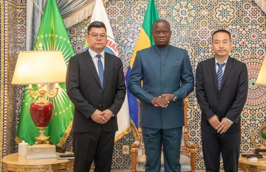Le président gabonais entouré de la délégation de COVEC
