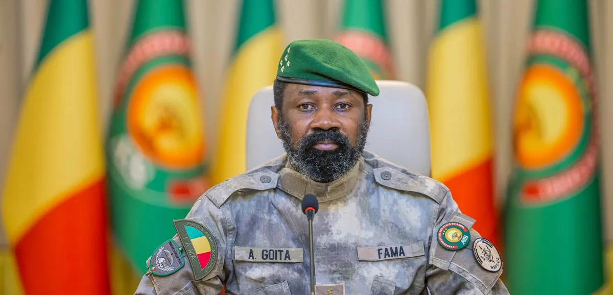 moto bloquée dans le trafic avec un soldat malien en arrière-plan